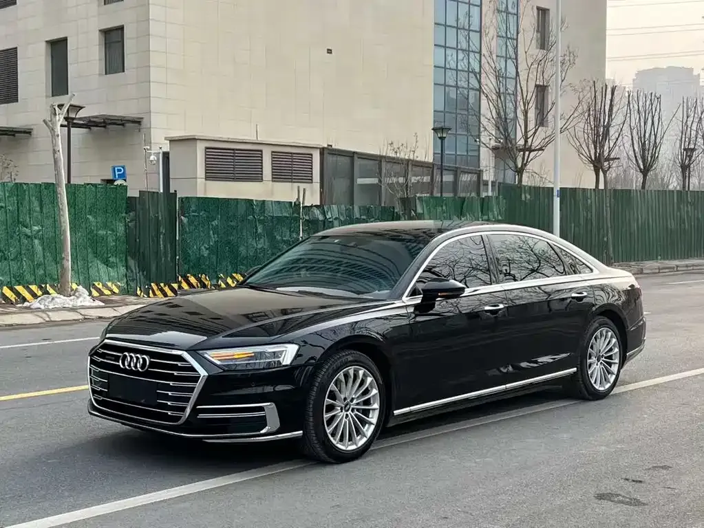 Audi A8 — фото 1