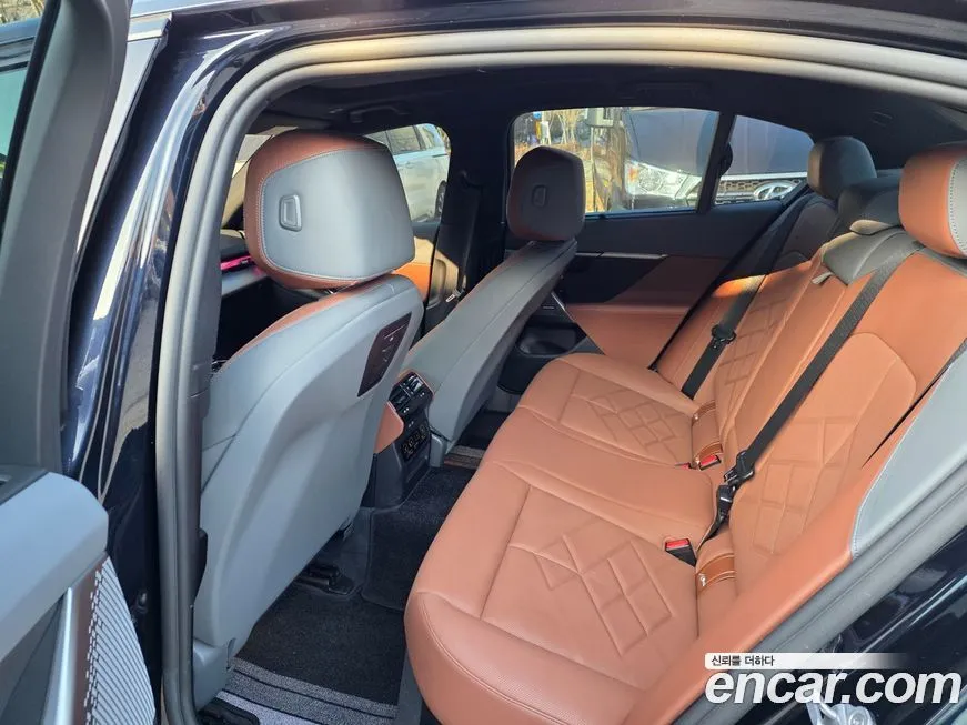 BMW 5-Series 2025 из KR, фото 2