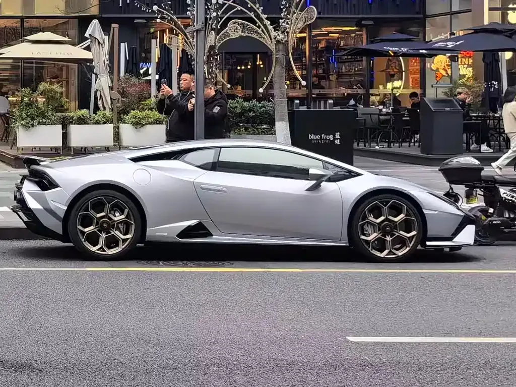 Lamborghini Huracan 2024 из CN, фото 4