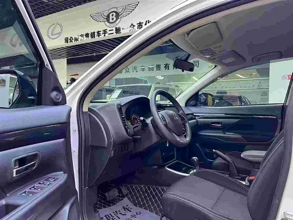 Mitsubishi Outlander 2023 из CN, фото 5