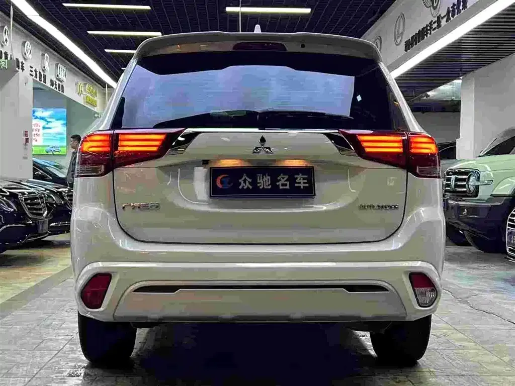 Mitsubishi Outlander 2023 из CN, фото 2
