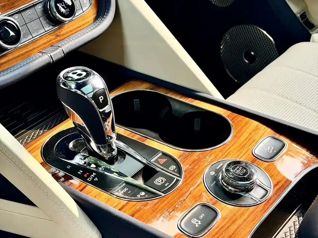 Bentley Bentayga 2024 из CN, фото 2