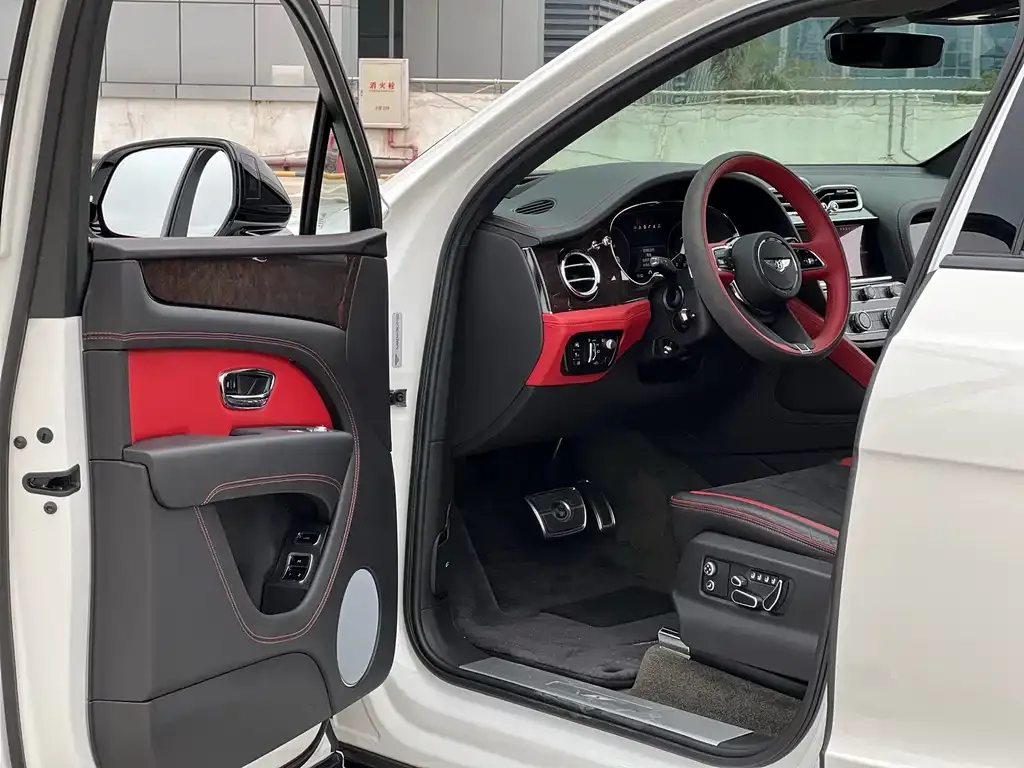 Bentley Bentayga 2022 из CN, фото 10
