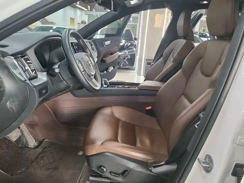 Volvo XC60 2023 из CN, фото 9
