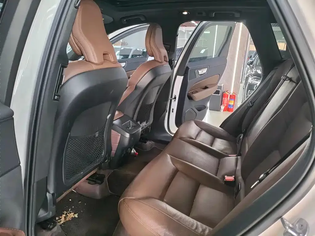 Volvo XC60 2023 из CN, фото 7