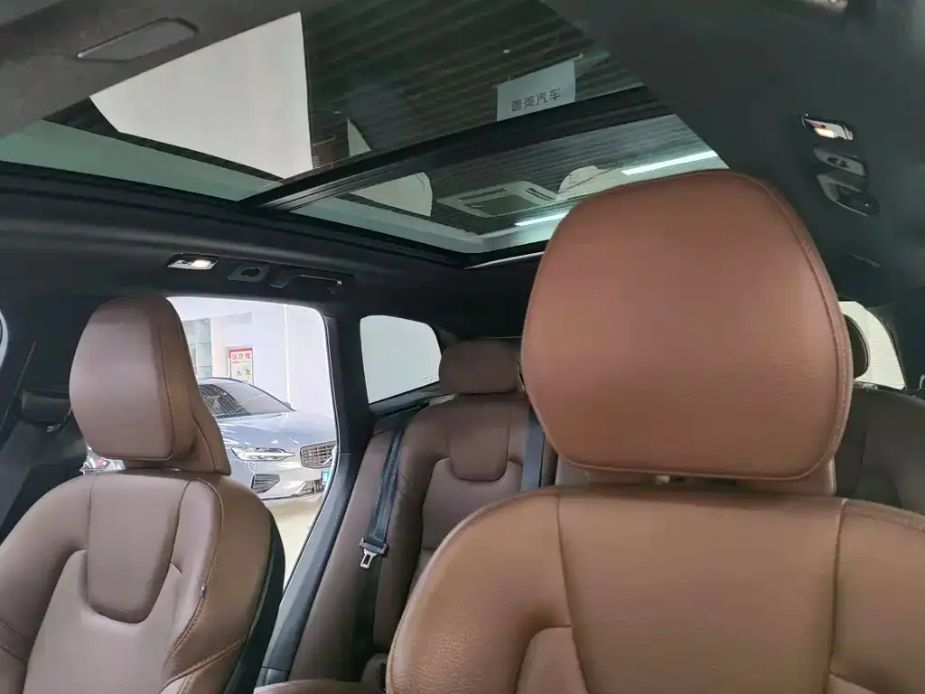Volvo XC60 2023 из CN, фото 3