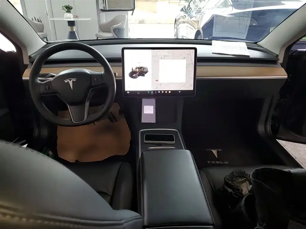 Tesla Model 3 — фото 9