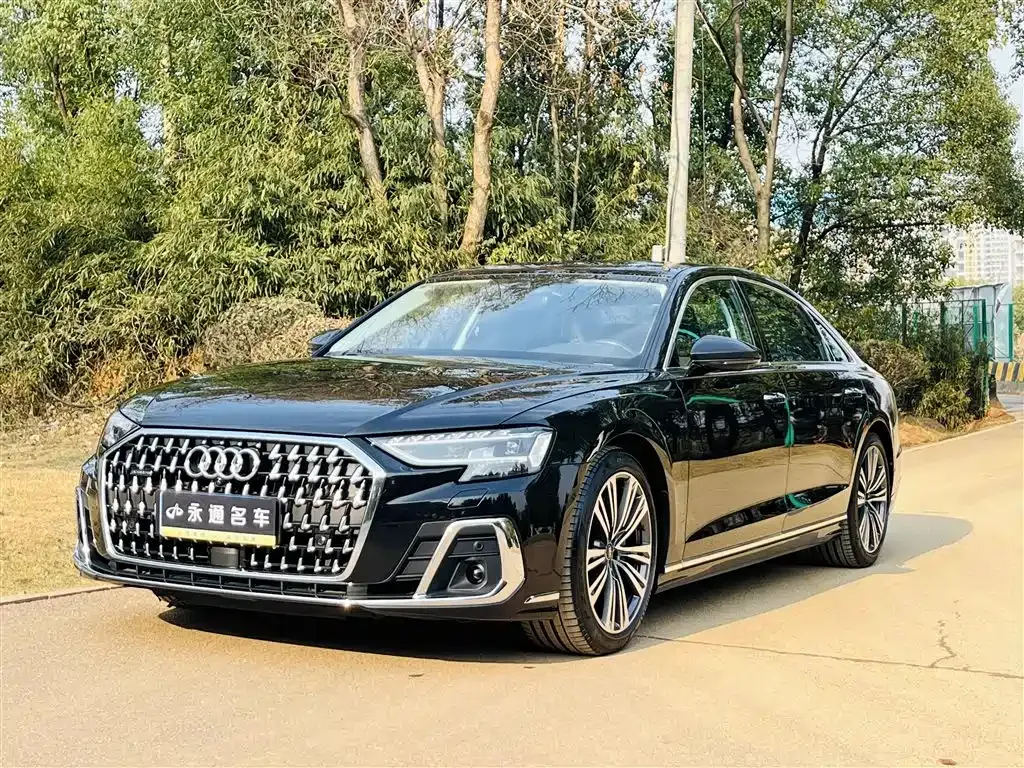Audi A8 — фото 1