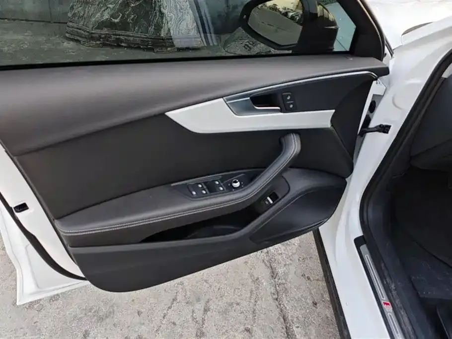 Audi A4L 2023 из CN, фото 2