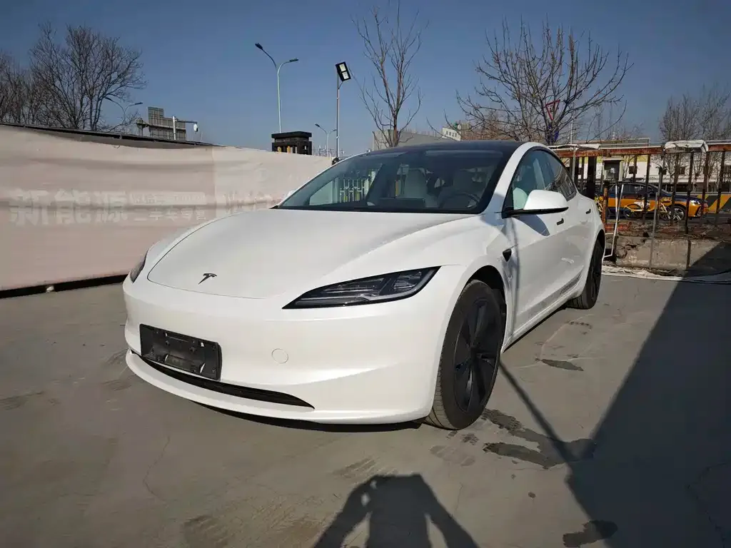 Tesla Model 3 — фото 1