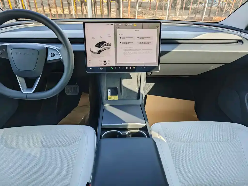 Tesla Model 3 — фото 10