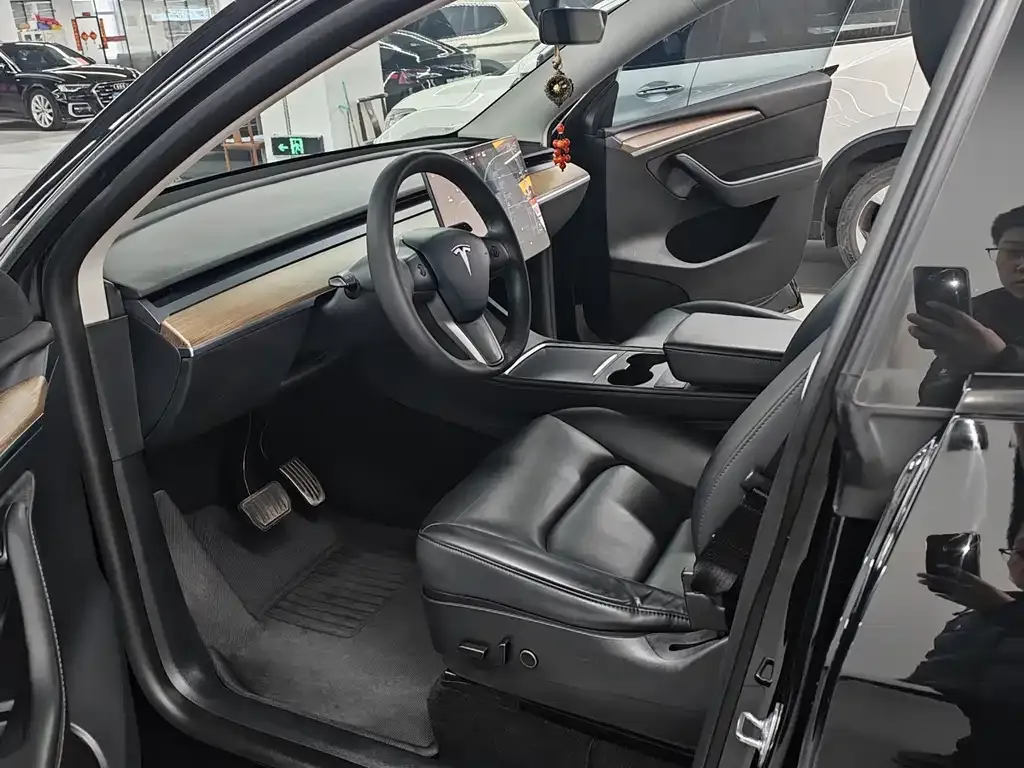 Tesla Model Y — фото 7