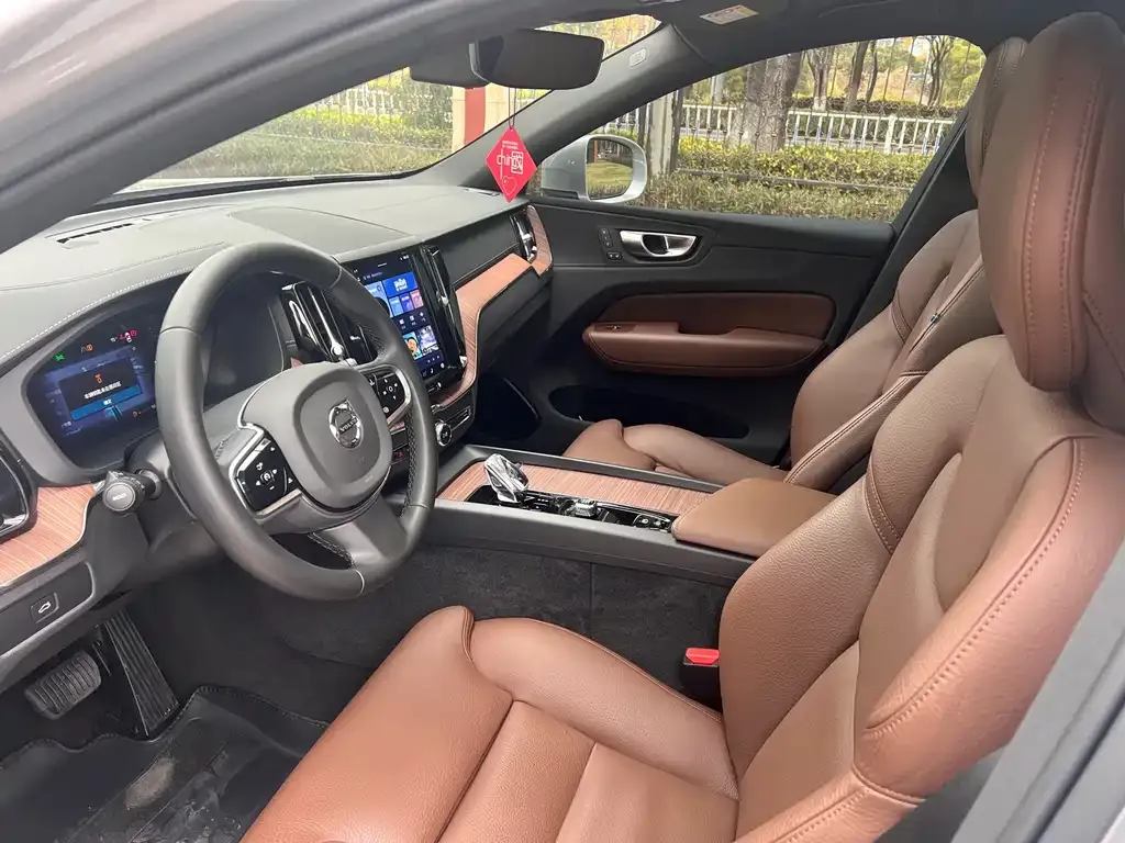 Volvo XC60 2023 из CN, фото 3
