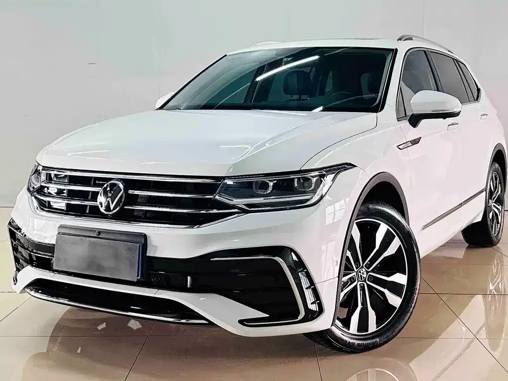 Volkswagen Tiguan L — фото 1