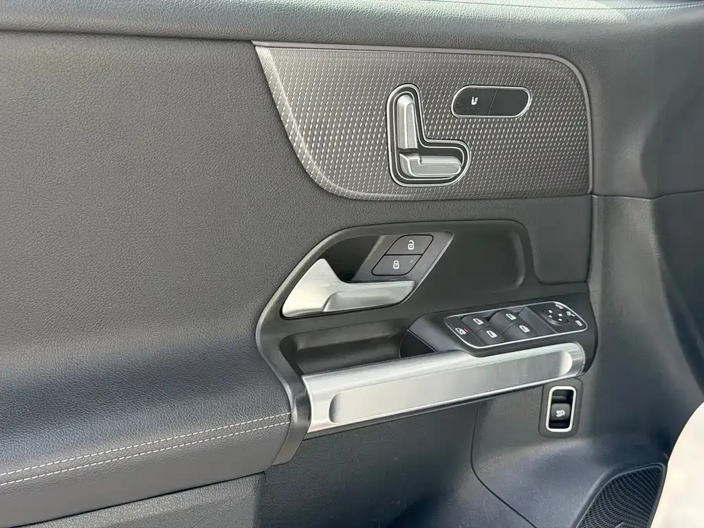 Mercedes-Benz EQB — фото 10