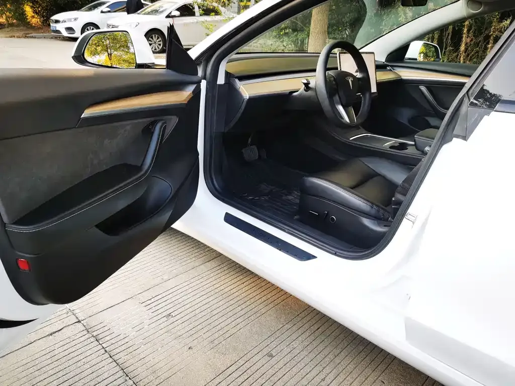 Tesla Model 3 — фото 4