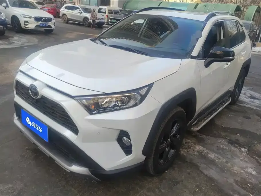 Toyota RAV4 — фото 1