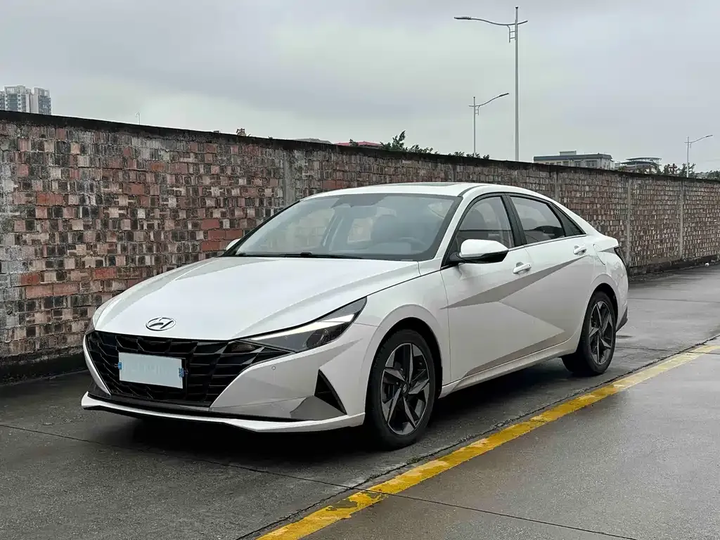 Hyundai Elantra — фото 1