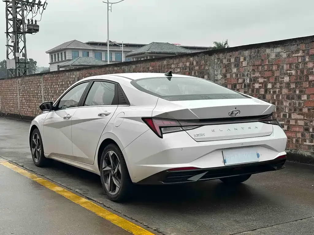 Hyundai Elantra — фото 6
