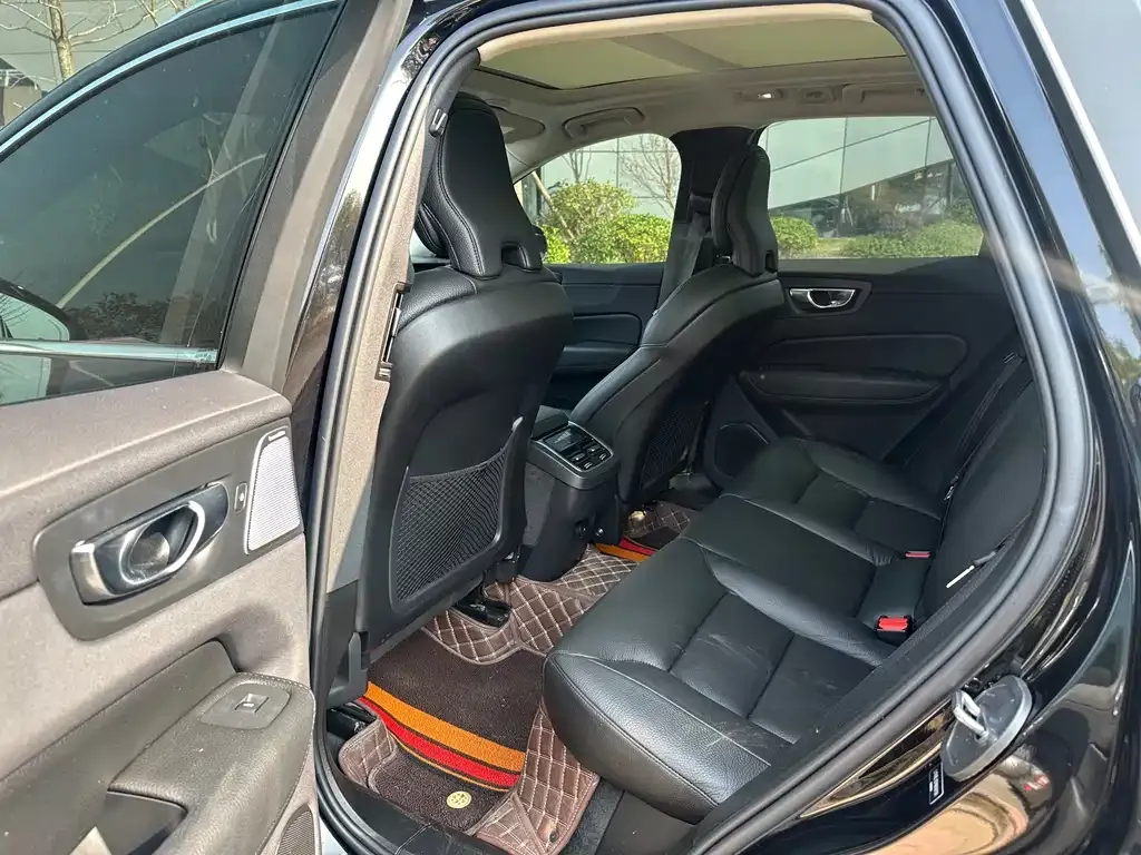 Volvo XC60 — фото 2