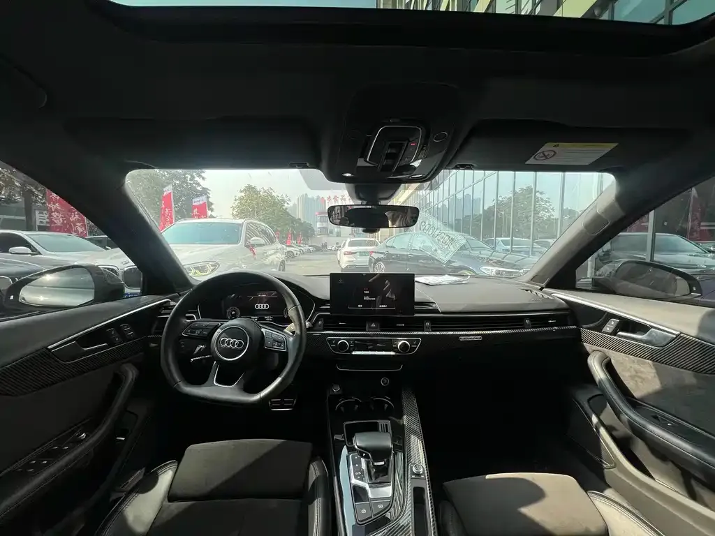 Audi A4L 2023 из CN, фото 2