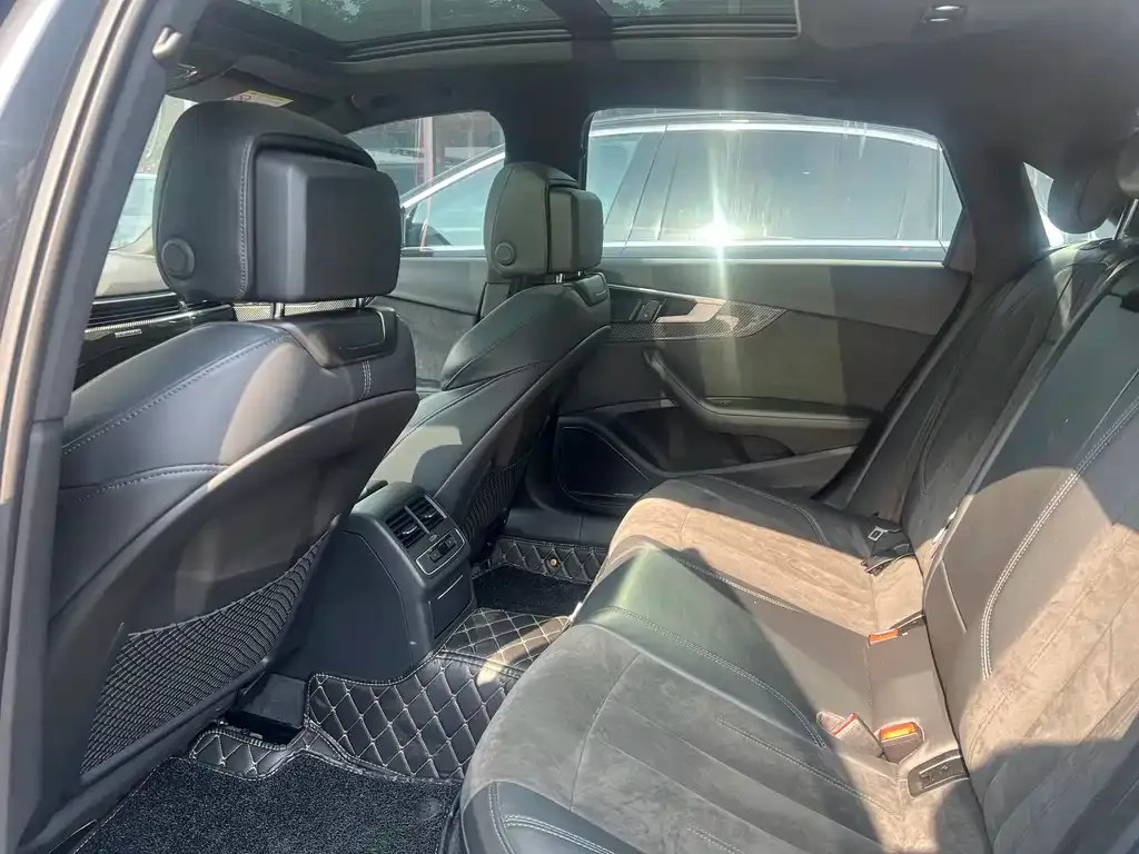 Audi A4L 2023 из CN, фото 3