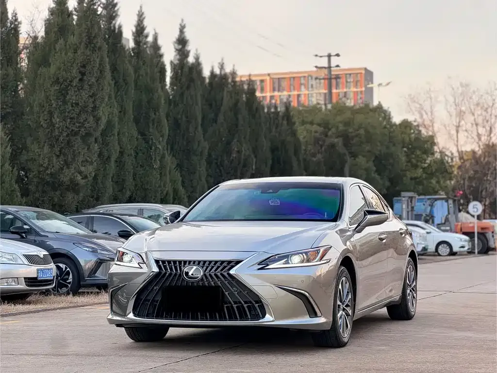 Lexus ES — фото 1