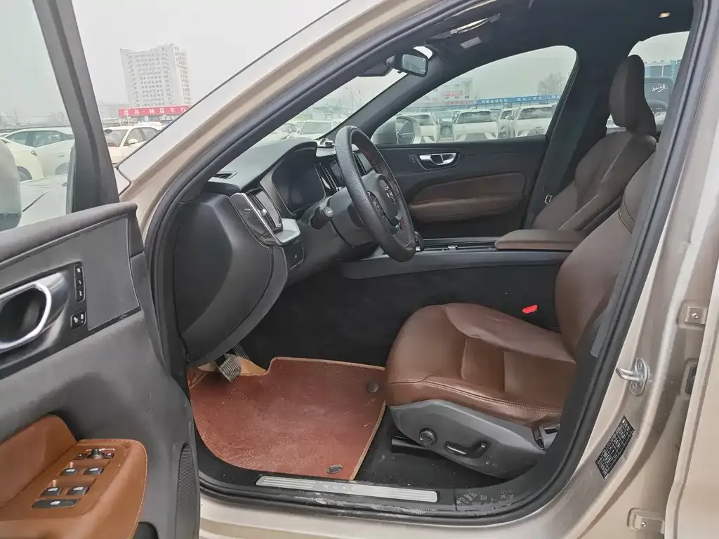 Volvo XC60 2024 из CN, фото 3