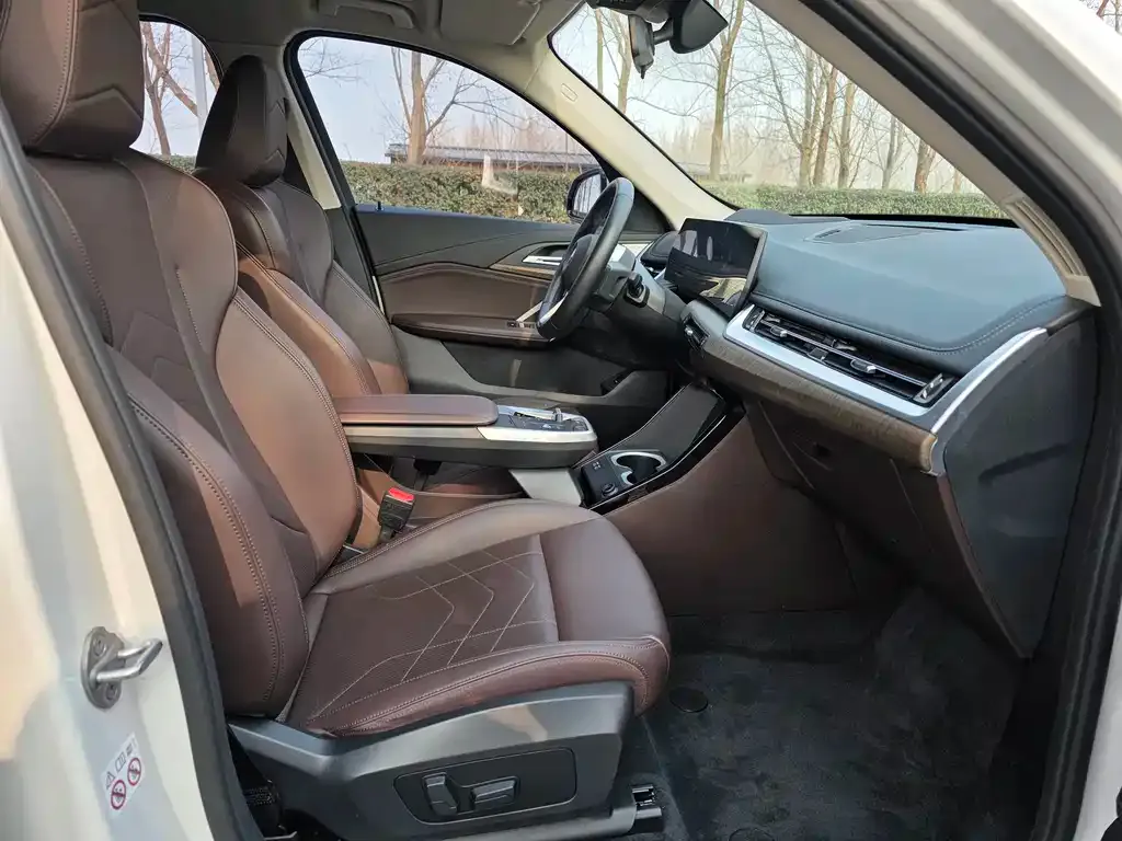 BMW iX1 2024 из CN, фото 2