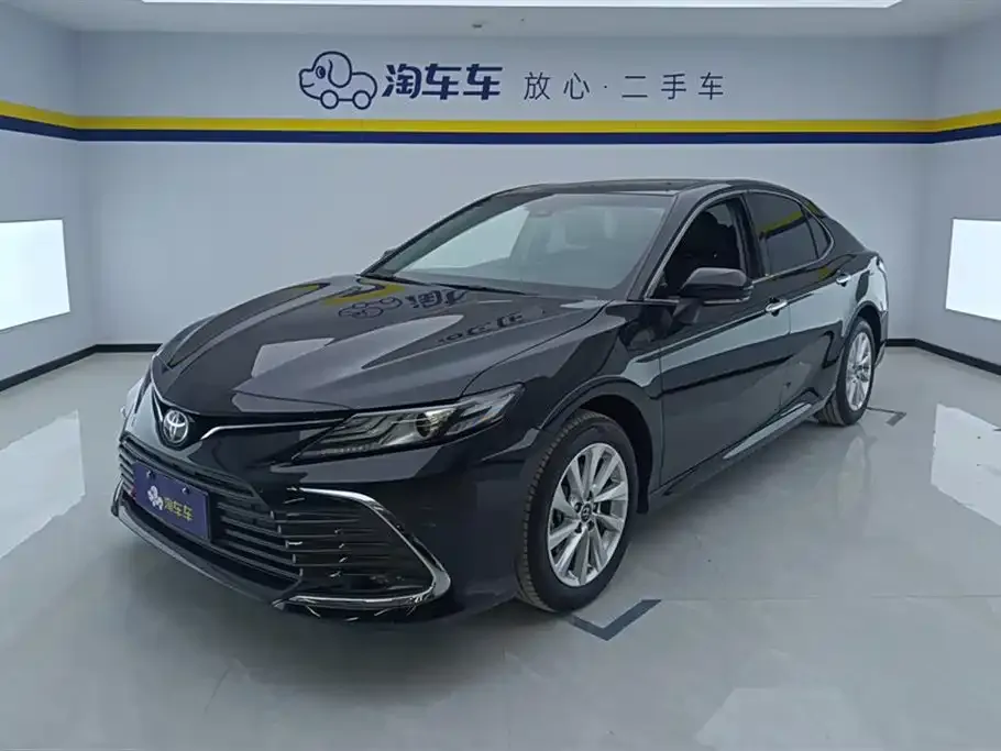 Toyota Camry — фото 1