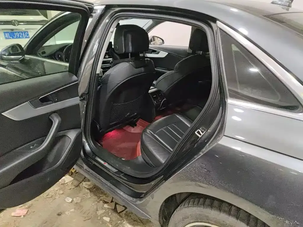 Audi A4L 2022 из CN, фото 7