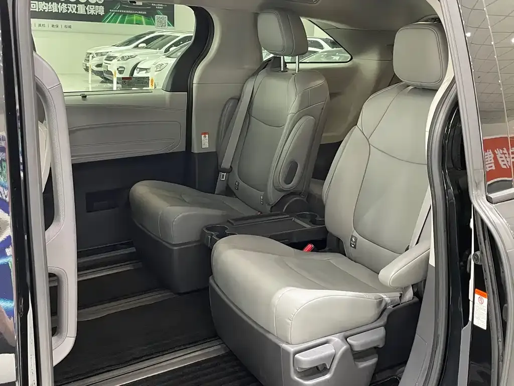 Toyota Granvia — фото 9