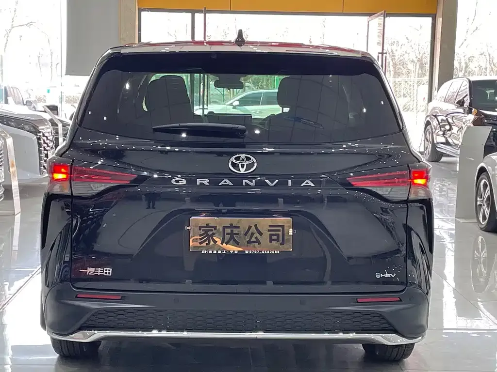 Toyota Granvia — фото 2
