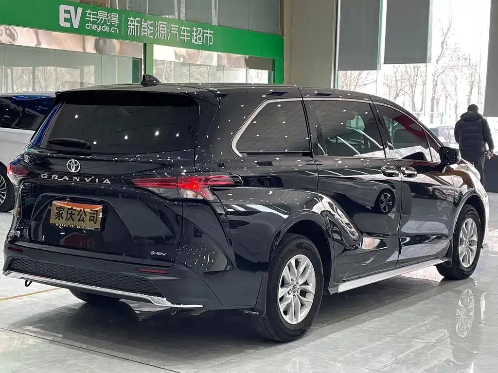 Toyota Granvia — фото 8