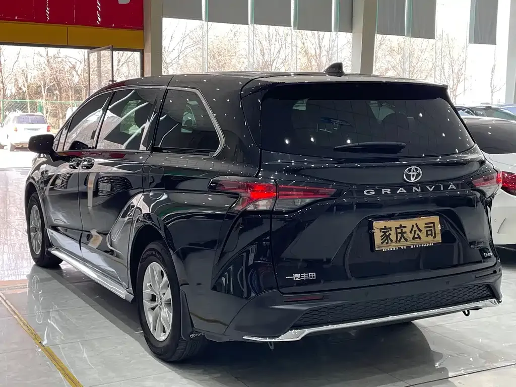 Toyota Granvia — фото 3