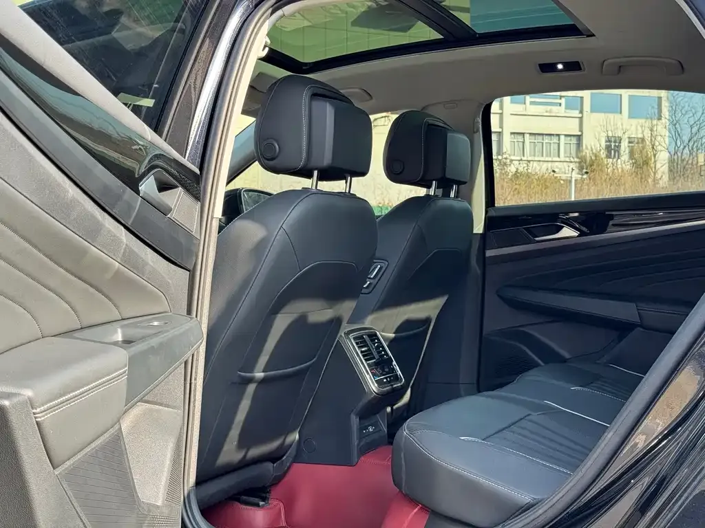 Volkswagen Passat 2023 из CN, фото 3