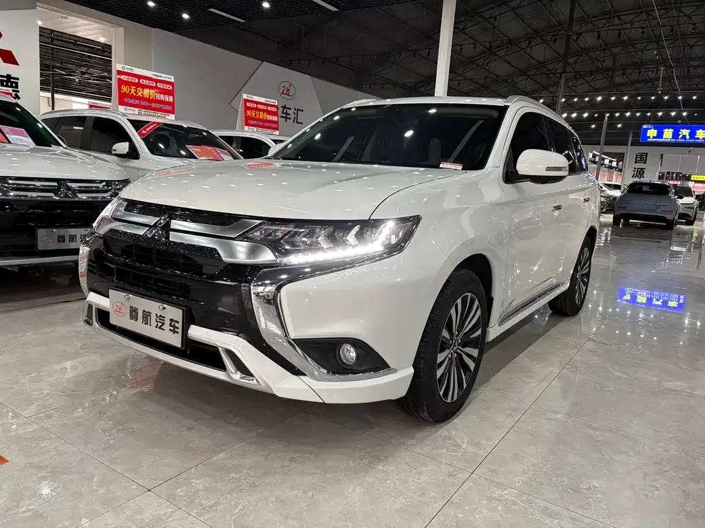 Mitsubishi Outlander — фото 10