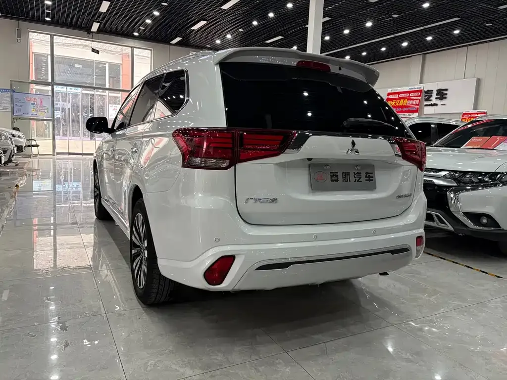 Mitsubishi Outlander — фото 9