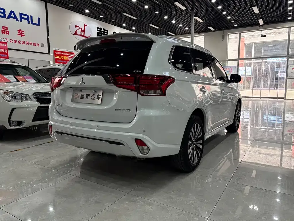 Mitsubishi Outlander — фото 7