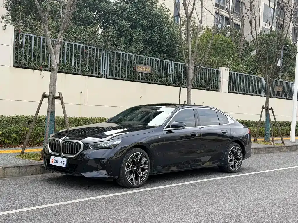 BMW 5 Series — фото 1