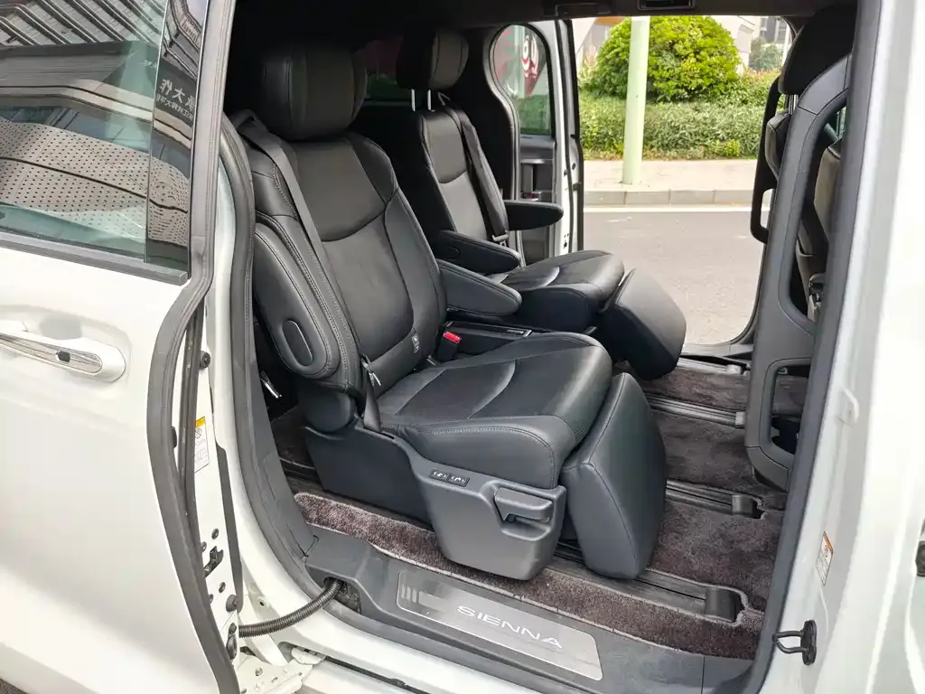 Toyota Sienna 2022 из CN, фото 3