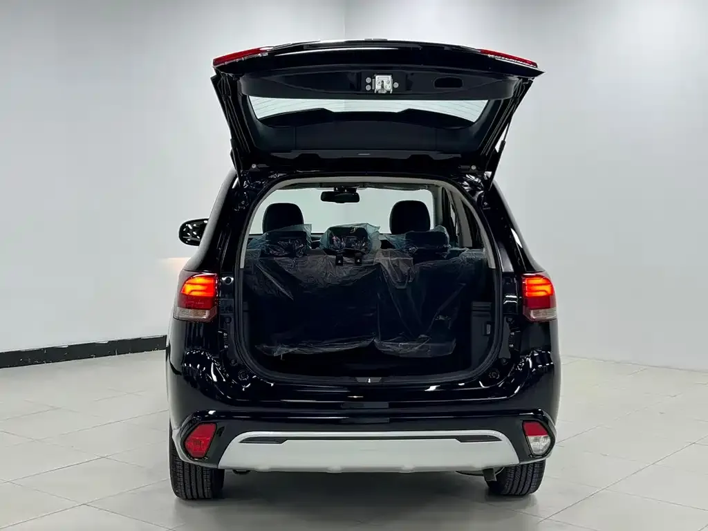 Mitsubishi Outlander 2023 из CN, фото 2
