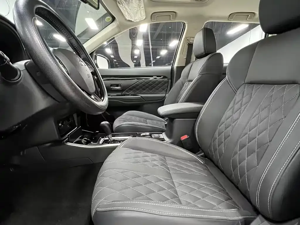 Mitsubishi Outlander 2023 из CN, фото 7