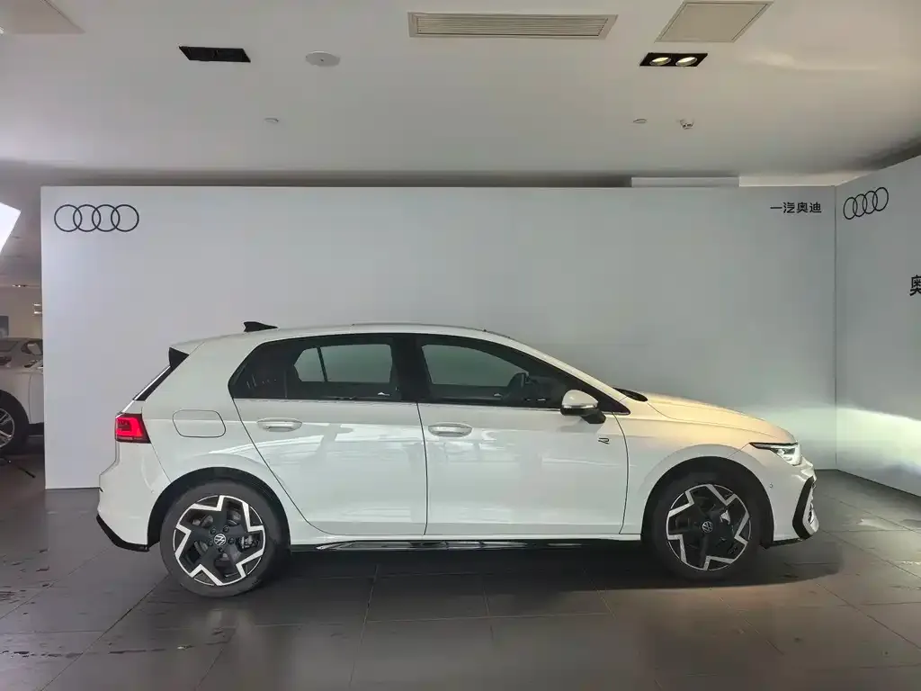 Volkswagen Golf 2024 из CN, фото 3