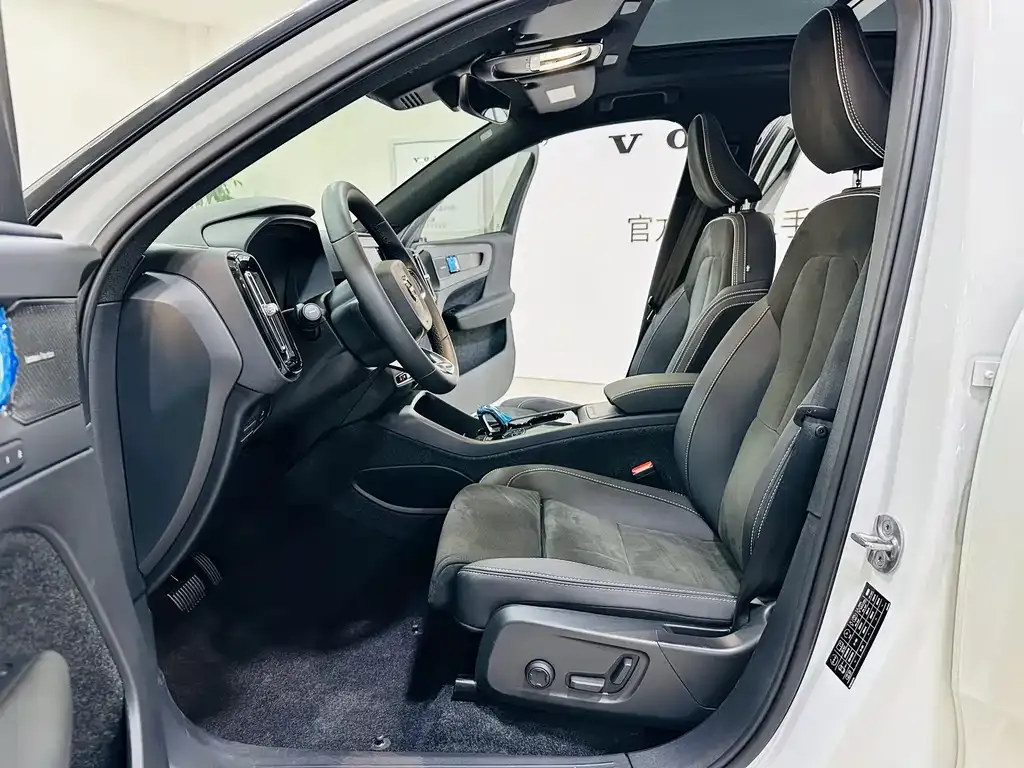 Volvo XC40 NEV — фото 9