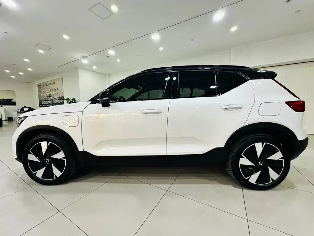 Volvo XC40 NEV — фото 2