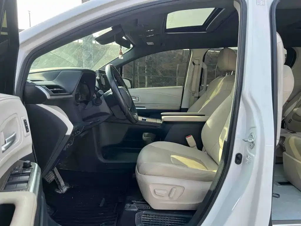 Toyota Granvia 2023 из CN, фото 4