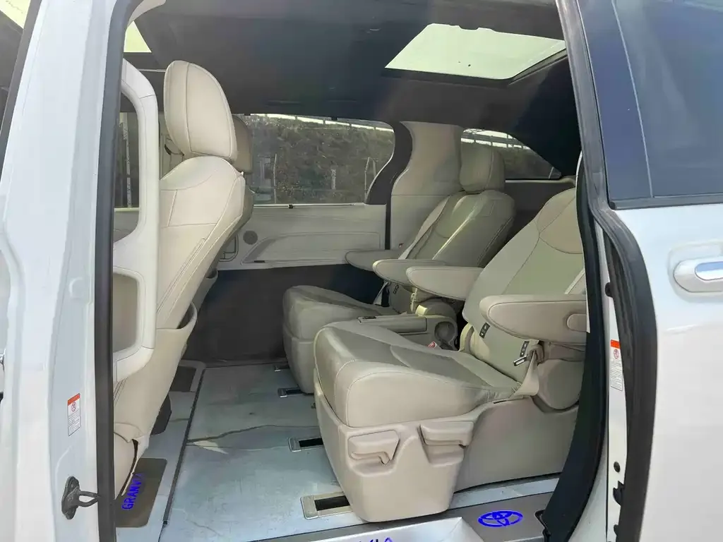Toyota Granvia 2023 из CN, фото 2