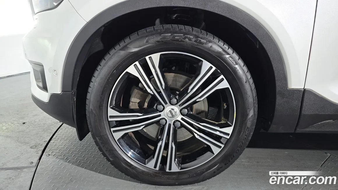 Volvo XC40 — фото 10