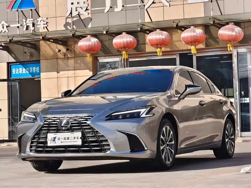 Lexus ES — фото 1